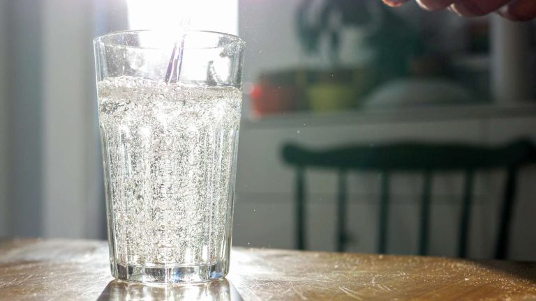 A Thorough Examination of the Dental Benefits and Factors of Sparkling Water